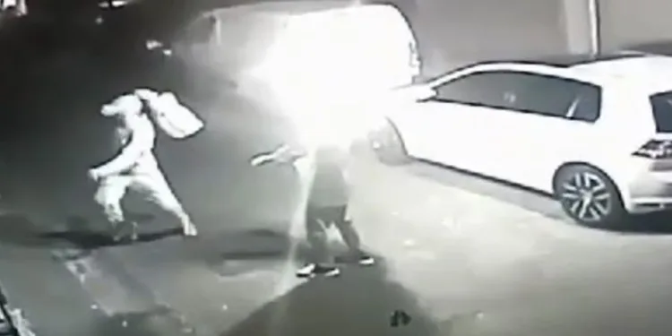 Kuaföre molotoflu saldırı kamerada