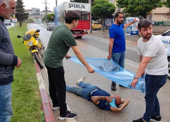 Yaralanan memuru yağıştan çöp poşetiyle korudular