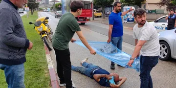 Yaralanan memuru yağıştan çöp poşetiyle korudular
