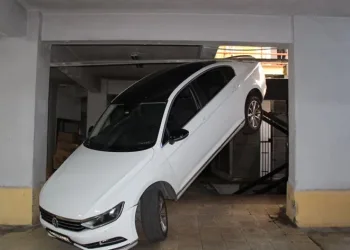 Otomobil, asansörlü otoparkta sıkıştı