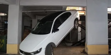 Otomobil, asansörlü otoparkta sıkıştı