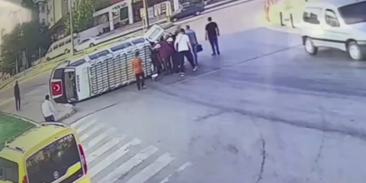 Tarım işçilerini taşıyan minibüs devrildi