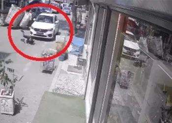 Yolun karşısına geçen bisikletliye böyle çarptı