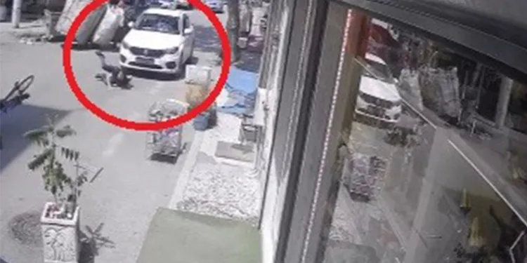 Yolun karşısına geçen bisikletliye böyle çarptı