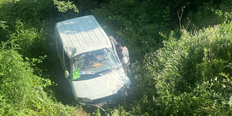 Düzce’de minibüs 6 metreden uçtu