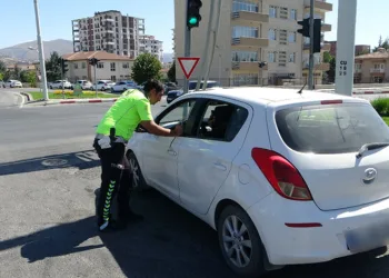 Sürücü şoka girdi, araçtan inemedi