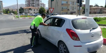 Sürücü şoka girdi, araçtan inemedi
