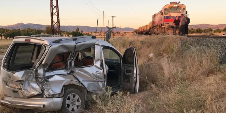 Sürücü canını unuttu, kaçak tütünü saklamaya çalıştı