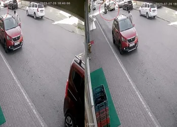 Otomobilin önünü kesip bekçiyi darp ettiler