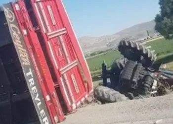 Traktör ile tır çarpıştı