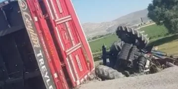 Traktör ile tır çarpıştı