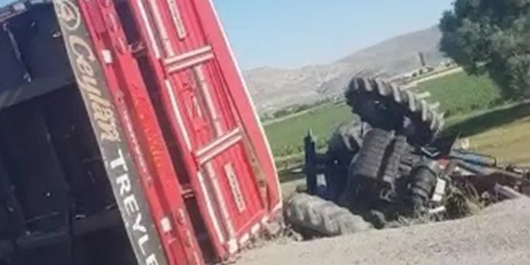 Traktör ile tır çarpıştı