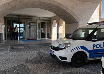 Gözü döndü, eşini ve kızını öldürdü