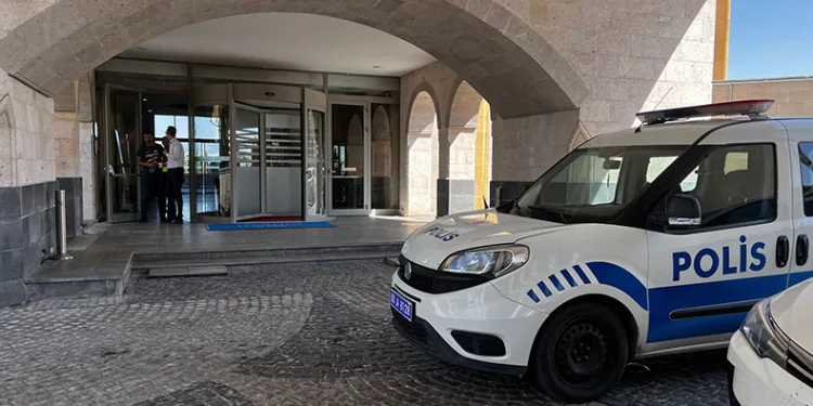 Gözü döndü, eşini ve kızını öldürdü