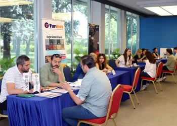 Mekatronik uzmanlık programına katılan gençler