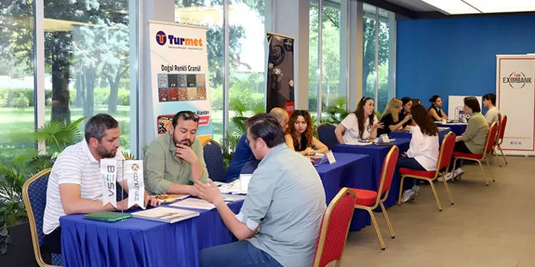 Mekatronik uzmanlık programına katılan gençler