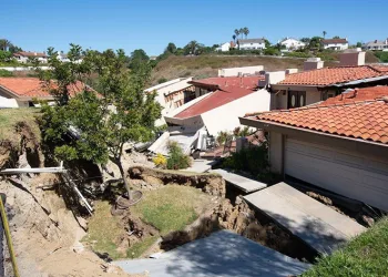 California’da toprak kayması