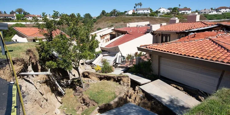 California’da toprak kayması