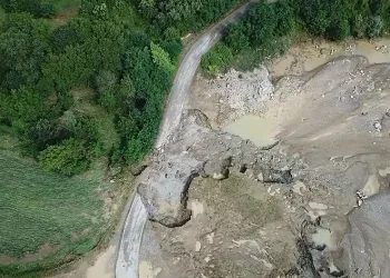 6 köyü ilçeye bağlayan yol çöktü