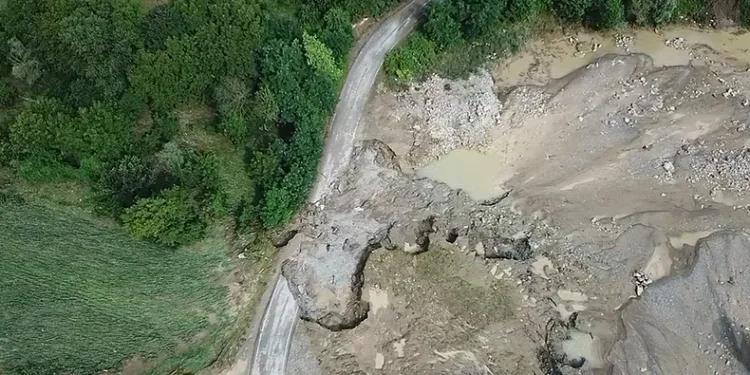 6 köyü ilçeye bağlayan yol çöktü