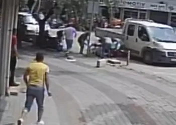 Kamyonet ile elektrikli bisiklet çarpıştı