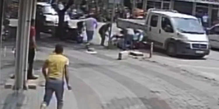 Kamyonet ile elektrikli bisiklet çarpıştı