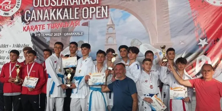 Karate Turnuvası’ndan ödülle döndüler