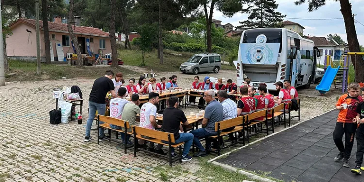 BTÜ’lüler öğrencilerin yüzünü güldürdü