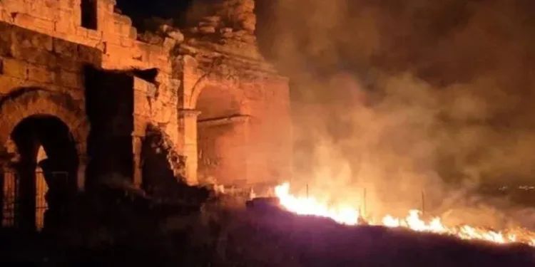 Tarihi antik kentte yangın