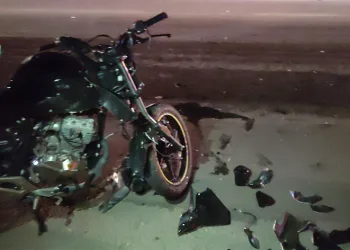 Bursa’da motosiklet traktöre çarptı