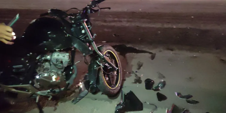 Bursa’da motosiklet traktöre çarptı