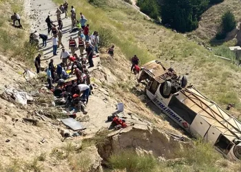 Yolcu otobüsü viyadükten düştü, ölü ve yaralılar var