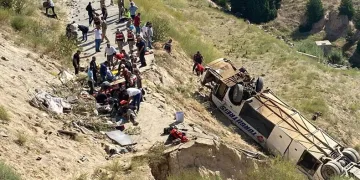 Yolcu otobüsü viyadükten düştü, ölü ve yaralılar var