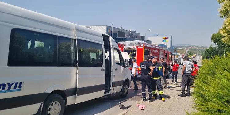 Servis minibüsünde yangın çıktı