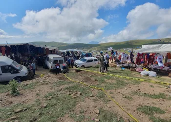Freni boşalan minibüs yamaçtan yola düştü