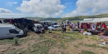 Freni boşalan minibüs yamaçtan yola düştü