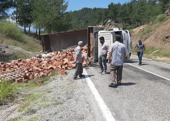 Karabük’te tuğla yüklü kamyon devrildi