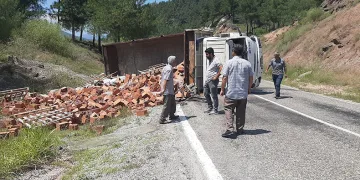Karabük’te tuğla yüklü kamyon devrildi