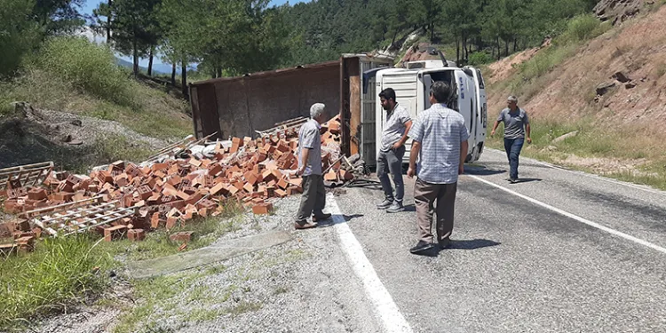 Karabük’te tuğla yüklü kamyon devrildi
