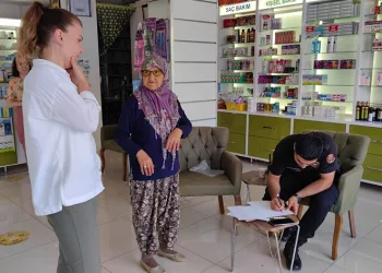 Kaybettiği umre parasını eczacı buldu