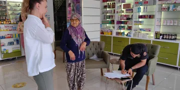 Kaybettiği umre parasını eczacı buldu