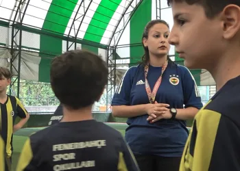 Futbol oynayamazsın dediler, antrenör oldu