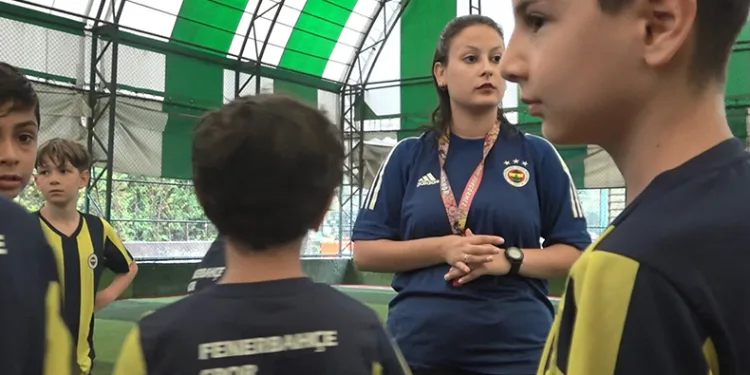 Futbol oynayamazsın dediler, antrenör oldu