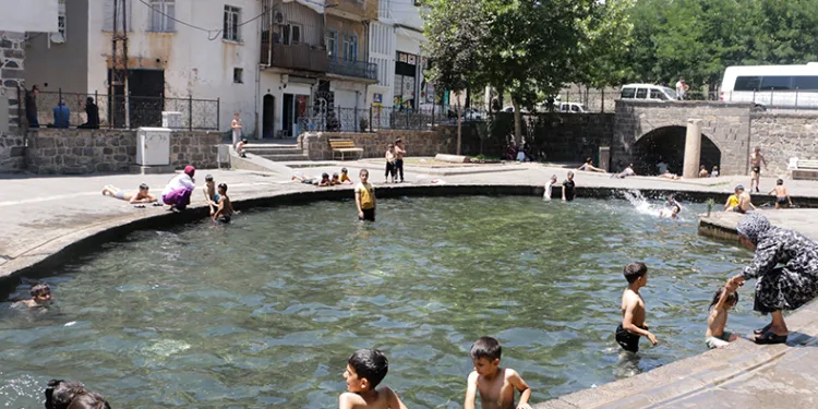 Serinlemek isteyen çocuklar Anzele Parkı’nda