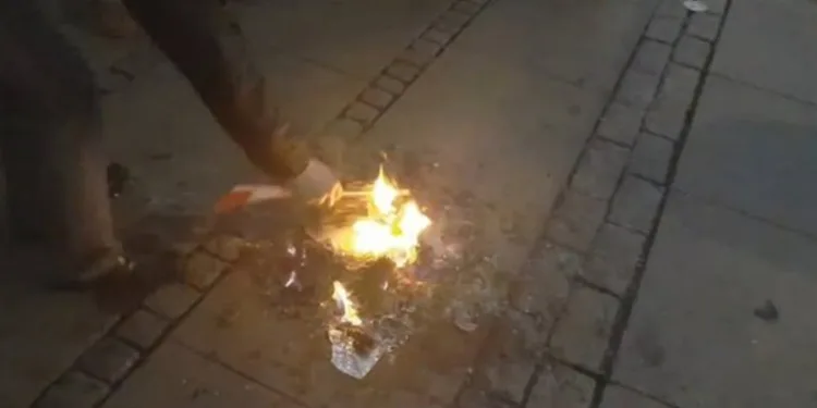 Danimarka’da Kur’an ateşe verildi