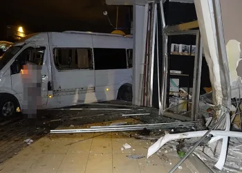 Bursa’da sürücü kontrolünü kaybetti minibüs restorana girdi