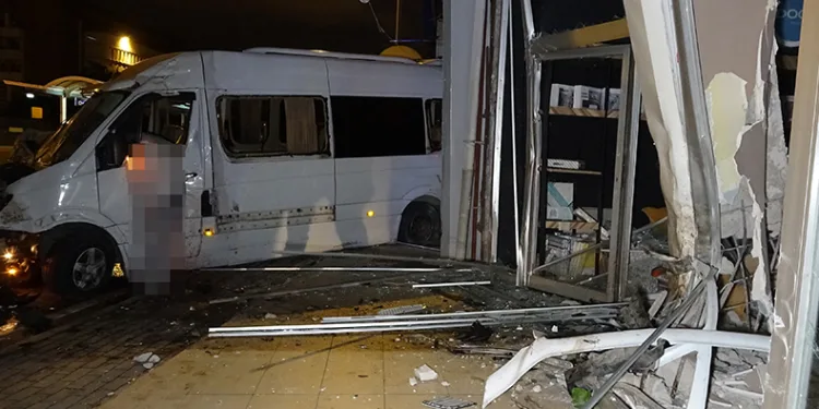 Bursa’da sürücü kontrolünü kaybetti minibüs restorana girdi