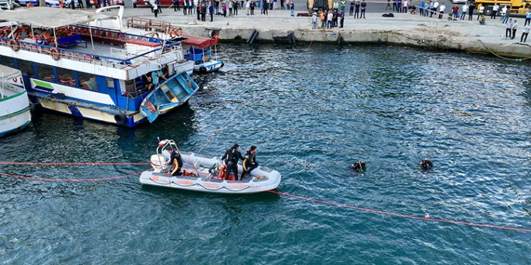 Eminönü’nde İETT otobüsü denize düştü