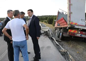 Vali Işın, kazazedelerin yardımına koştu