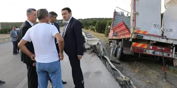 Vali Işın, kazazedelerin yardımına koştu